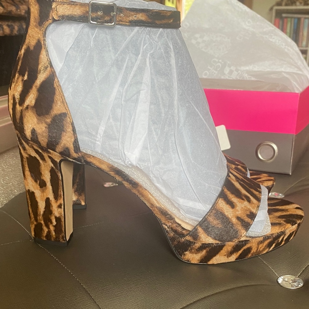 NEW IN BOX!! Vince Camuto Leopard Print Calf Hair Heels SZ 8M - Picture 2 of 5